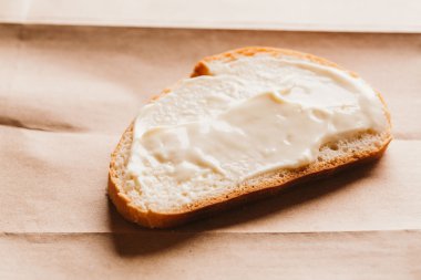 sandviç ile hafif kağıt üzerinde krem peynirli yakın çekim