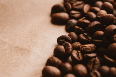 ışık kağıt üzerinde koyu kahve çekirdekleri yakın çekim