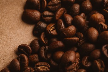 ışık kağıt üzerinde koyu kahve çekirdekleri yakın çekim