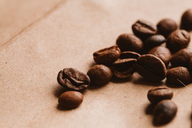 ışık kağıt üzerinde koyu kahve çekirdekleri yakın çekim