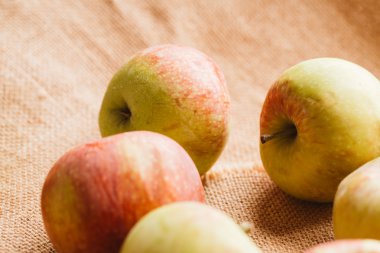 arka plan çuval bezi üzerinde birkaç taze kırmızı elma