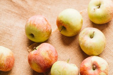 arka plan çuval bezi üzerinde birkaç taze kırmızı elma