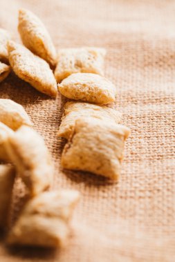 Mısır gevreği yastıklar üzerinde çul arka plan doldurarak çikolata ile