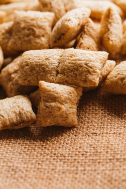 Mısır gevreği yastıklar üzerinde çul arka plan doldurarak çikolata ile