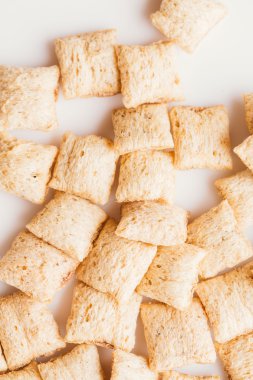 Mısır gevreği yastıklar üzerinde beyaz arka plan doldurarak çikolata ile