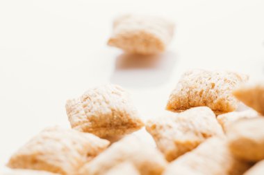 Mısır gevreği yastıklar üzerinde beyaz arka plan doldurarak çikolata ile