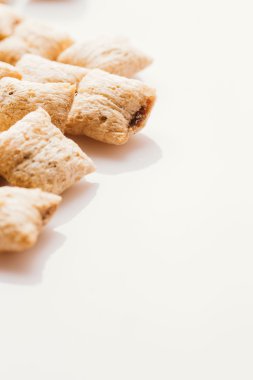 Mısır gevreği yastıklar üzerinde beyaz arka plan doldurarak çikolata ile