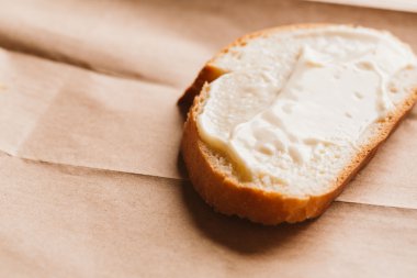 sandviç ile hafif kağıt üzerinde krem peynirli yakın çekim