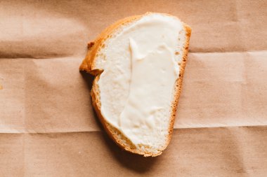 sandviç ile hafif kağıt üzerinde krem peynirli yakın çekim