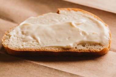 sandviç ile hafif kağıt üzerinde krem peynirli yakın çekim