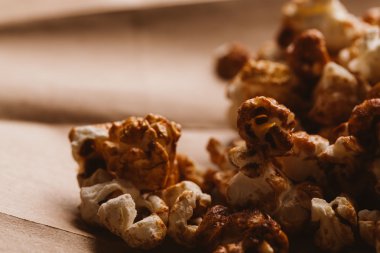 ışık kağıt üzerinde tatlı karamelli patlamış mısır yakın çekim