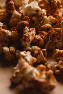 ışık kağıt üzerinde tatlı karamelli patlamış mısır yakın çekim