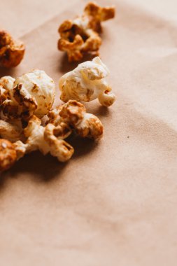 ışık kağıt üzerinde tatlı karamelli patlamış mısır yakın çekim