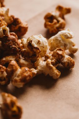 ışık kağıt üzerinde tatlı karamelli patlamış mısır yakın çekim