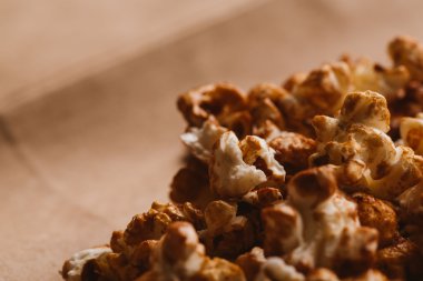 ışık kağıt üzerinde tatlı karamelli patlamış mısır yakın çekim