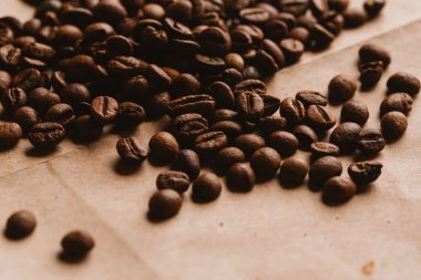 ışık kağıt üzerinde koyu kahve çekirdekleri yakın çekim