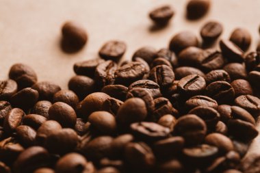 ışık kağıt üzerinde koyu kahve çekirdekleri yakın çekim