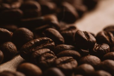 ışık kağıt üzerinde koyu kahve çekirdekleri yakın çekim