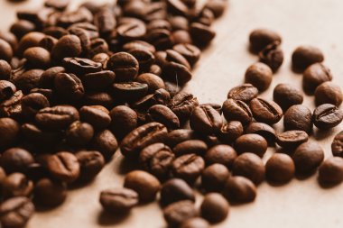 ışık kağıt üzerinde koyu kahve çekirdekleri yakın çekim