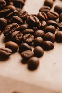 ışık kağıt üzerinde koyu kahve çekirdekleri yakın çekim