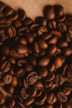 ışık kağıt üzerinde koyu kahve çekirdekleri yakın çekim