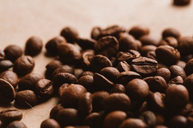 ışık kağıt üzerinde koyu kahve çekirdekleri yakın çekim