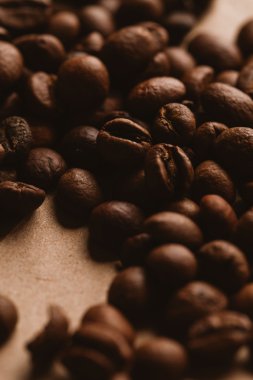 ışık kağıt üzerinde koyu kahve çekirdekleri yakın çekim