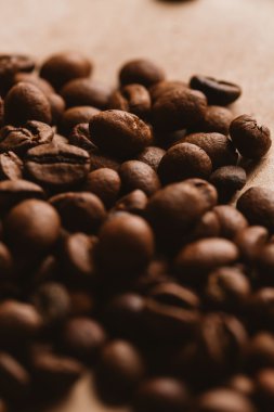 ışık kağıt üzerinde koyu kahve çekirdekleri yakın çekim