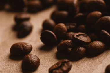 ışık kağıt üzerinde koyu kahve çekirdekleri yakın çekim