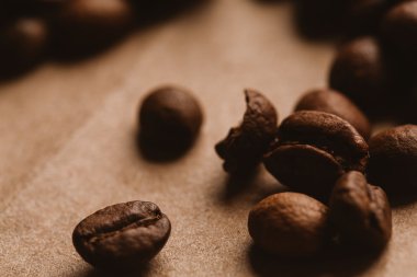 ışık kağıt üzerinde koyu kahve çekirdekleri yakın çekim
