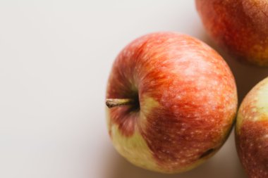 ışık beyaz zemin üzerine taze kırmızı elmalar