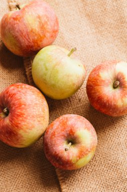 arka plan çuval bezi üzerinde birkaç taze kırmızı elma