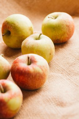 arka plan çuval bezi üzerinde birkaç taze kırmızı elma