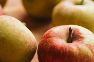 arka plan çuval bezi üzerinde birkaç taze kırmızı elma