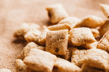 Mısır gevreği yastıklar üzerinde çul arka plan doldurarak çikolata ile