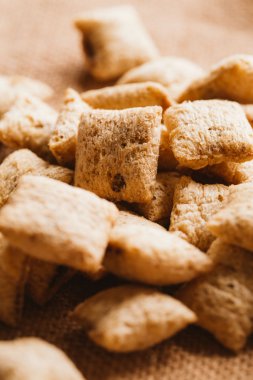 Mısır gevreği yastıklar üzerinde çul arka plan doldurarak çikolata ile