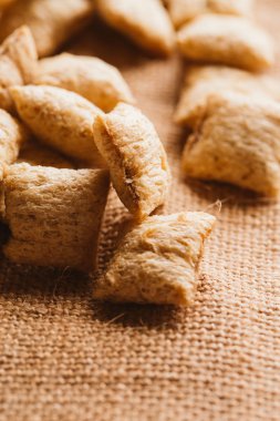 Mısır gevreği yastıklar üzerinde çul arka plan doldurarak çikolata ile