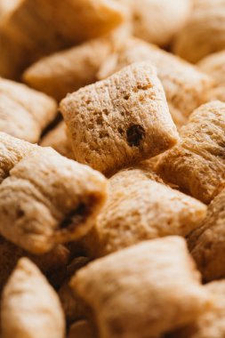 Mısır gevreği yastıklar üzerinde çul arka plan doldurarak çikolata ile