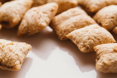 Mısır gevreği yastıklar üzerinde beyaz arka plan doldurarak çikolata ile