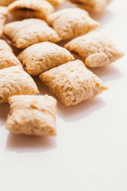 Mısır gevreği yastıklar üzerinde beyaz arka plan doldurarak çikolata ile