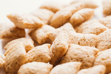 Mısır gevreği yastıklar üzerinde beyaz arka plan doldurarak çikolata ile