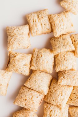 Mısır gevreği yastıklar üzerinde beyaz arka plan doldurarak çikolata ile