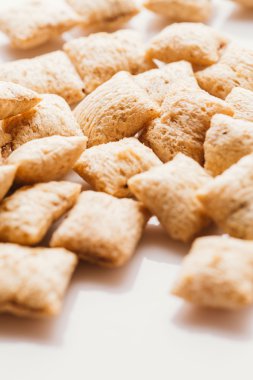 Mısır gevreği yastıklar üzerinde beyaz arka plan doldurarak çikolata ile