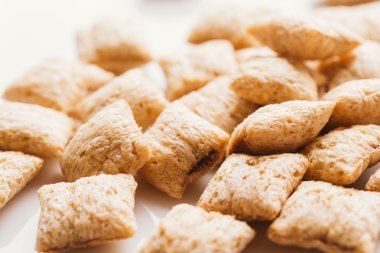 Mısır gevreği yastıklar üzerinde beyaz arka plan doldurarak çikolata ile