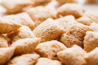 Mısır gevreği yastıklar üzerinde beyaz arka plan doldurarak çikolata ile