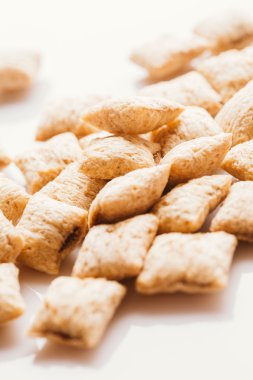 Mısır gevreği yastıklar üzerinde beyaz arka plan doldurarak çikolata ile