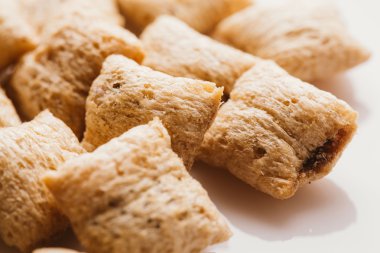 Mısır gevreği yastıklar üzerinde beyaz arka plan doldurarak çikolata ile