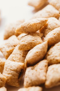 Mısır gevreği yastıklar üzerinde beyaz arka plan doldurarak çikolata ile