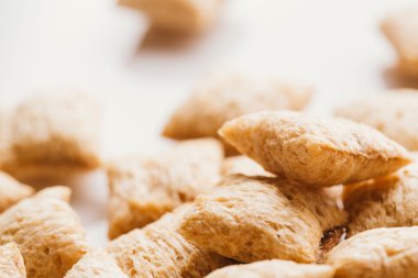 Mısır gevreği yastıklar üzerinde beyaz arka plan doldurarak çikolata ile