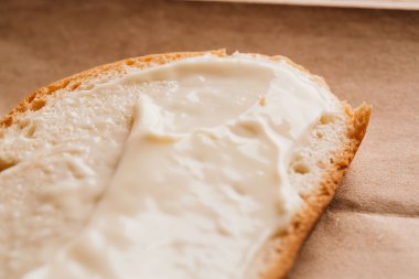 sandviç ile hafif kağıt üzerinde krem peynirli yakın çekim